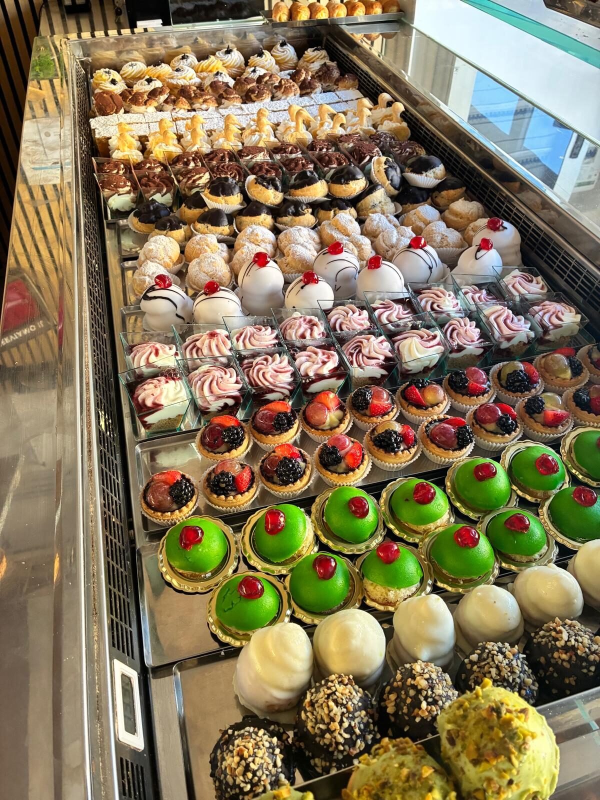 Il banco pasticceria di Note di Gusto a Matera