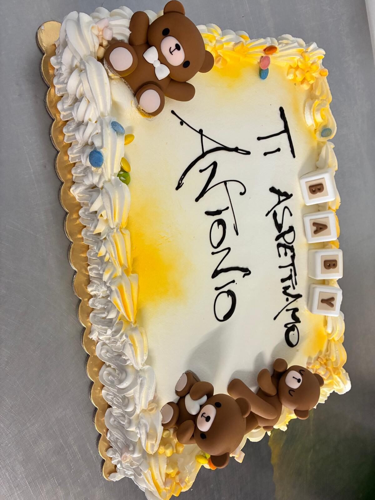 Torta baby shower con orsetti in panna