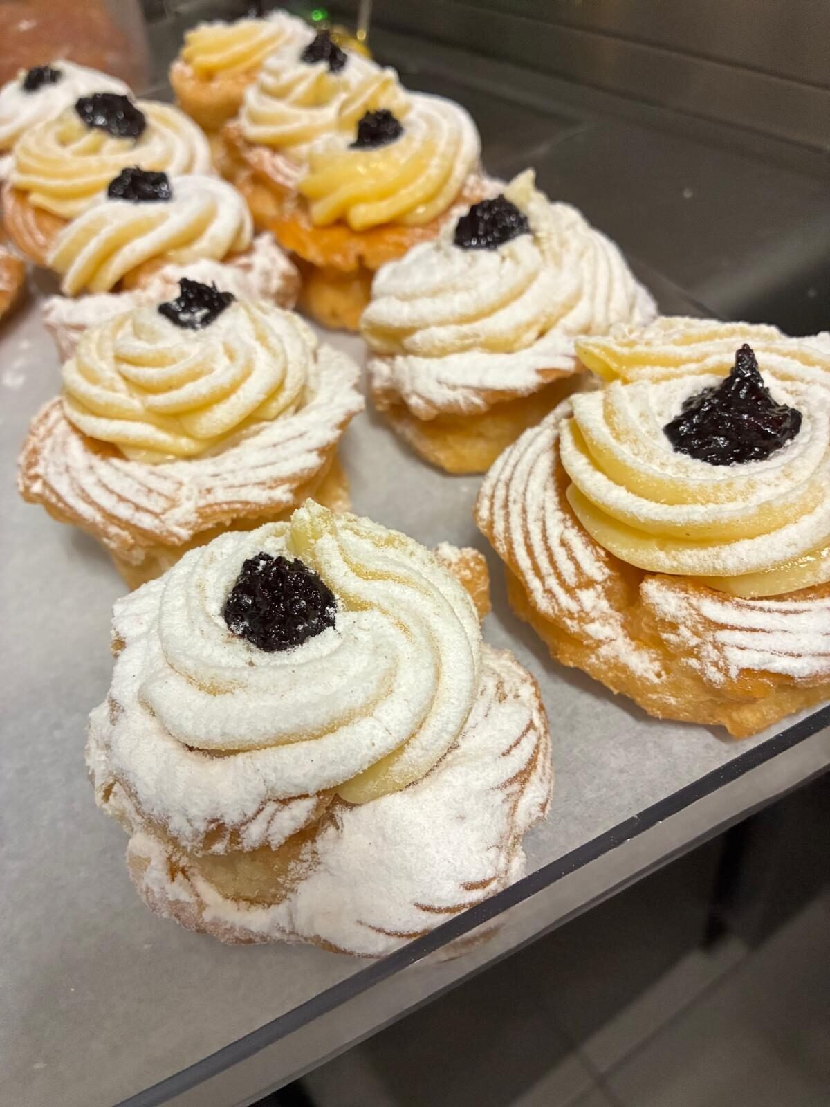Zeppole con crema e amarena