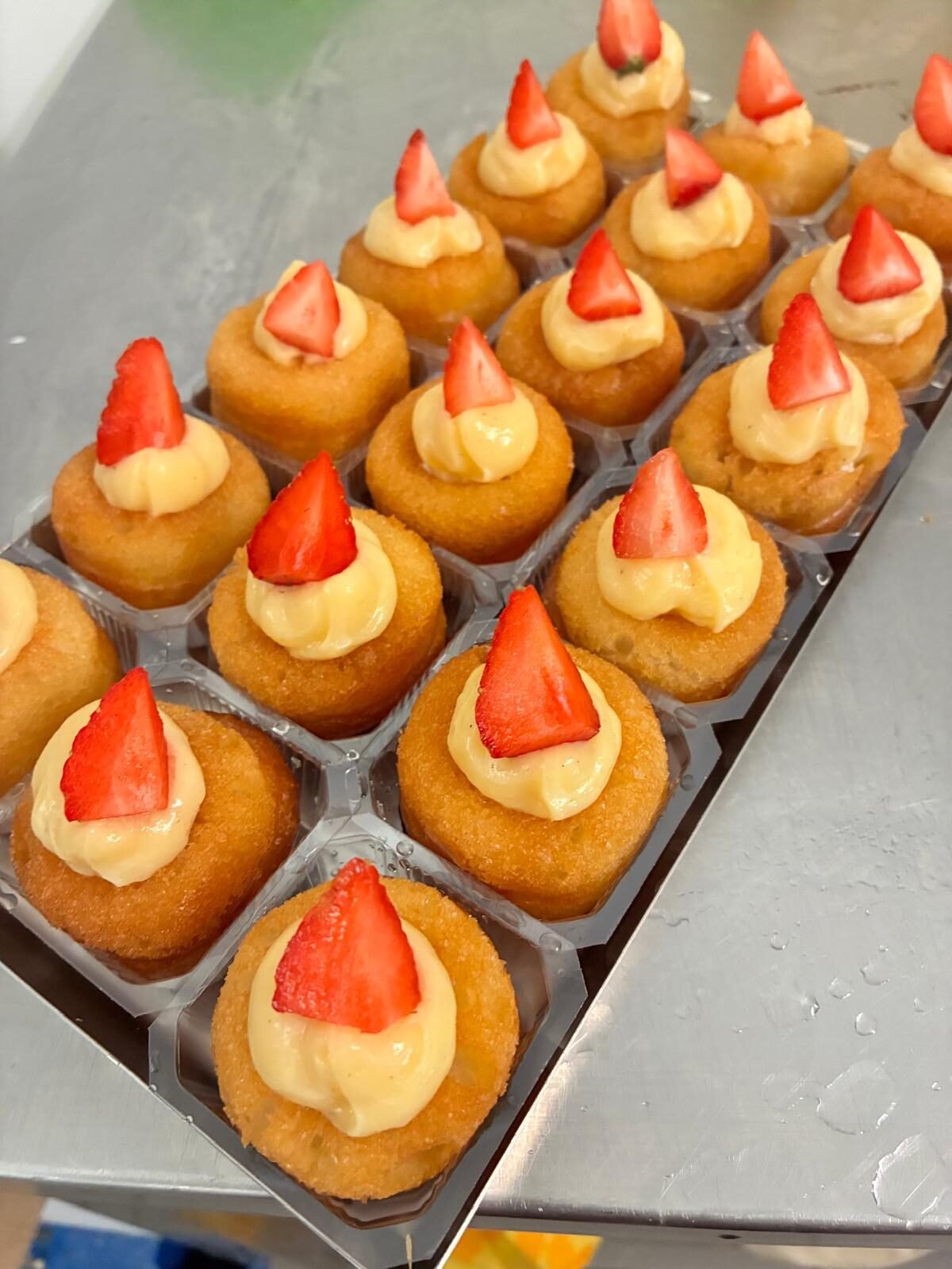 Babà con crema e fragoline
